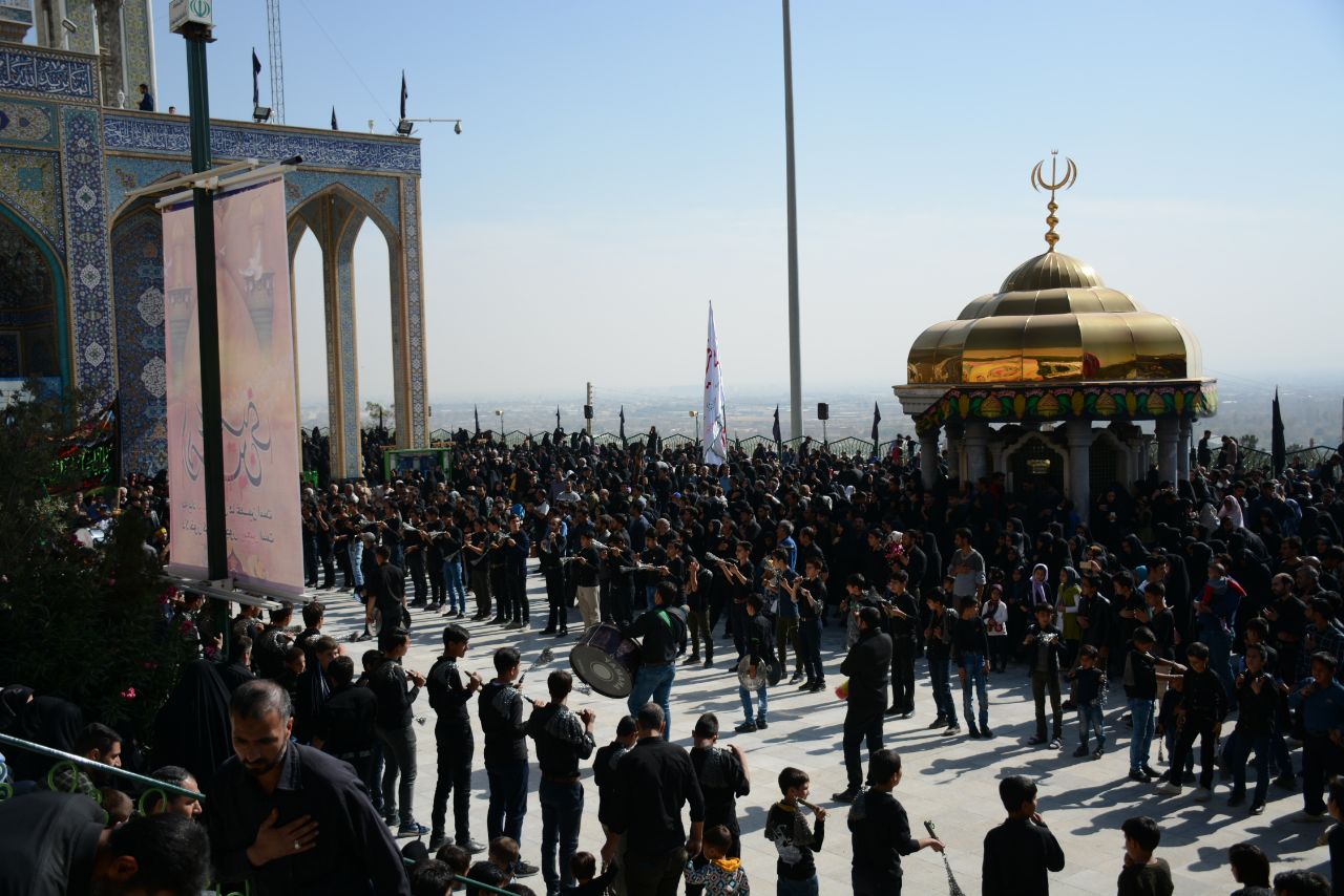حضور هیئت زنجیرزنی روستای ورپشت در آیین سوگواری اربعین ۱۳۹۶در مرقد مطهر امامزاده سیدمحمد(ع) – خمینی‌شهر
