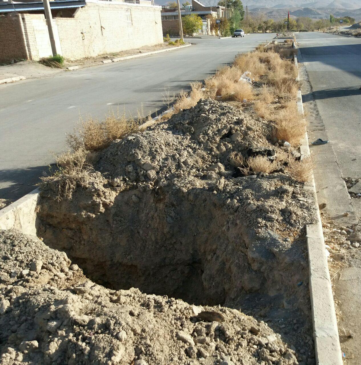ادامه‌دار شدن رهاشدگی محل حفاری شبکه آب؛ در بلوار مقابل مدرسه شهید اشرفی اصفهانی ورپشت