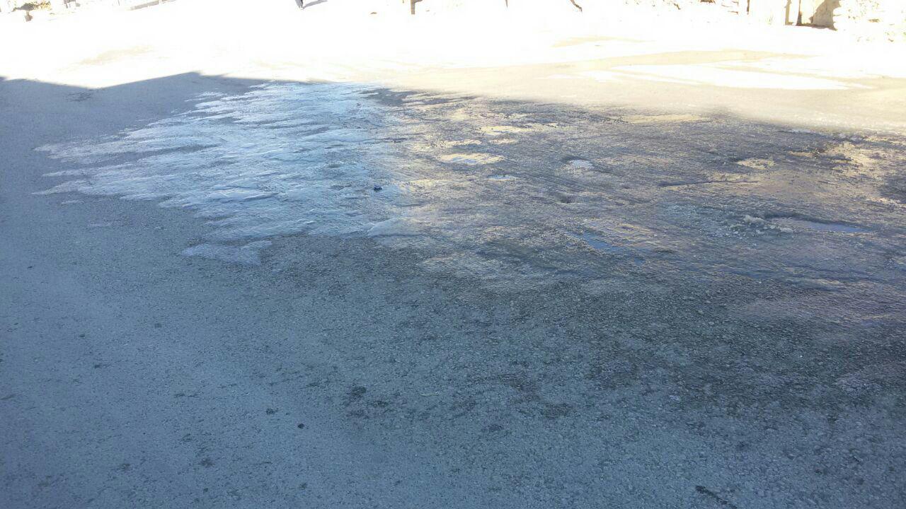 یخ‌زدگی خیابان امام حسین(ع) در اثر شکستگی لوله آب، هشدار جدی برای پیشگیری از حادثه