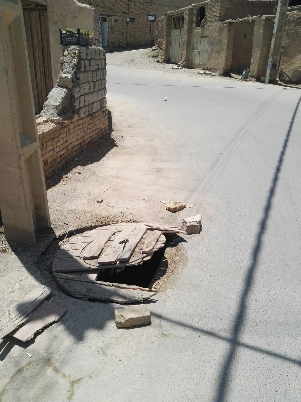 خطر جدی در خیابان امام حسین(ع) ورپشت / هشدار درباره دریچه چوبی و پوسیده جوی آب