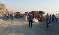 واژگونی کامیون حامل سبوس در ورودی ورپشت و بازگشت جریان ترافیک پس از سه ساعت تلاش مستمر دستگاه‌های امدادی