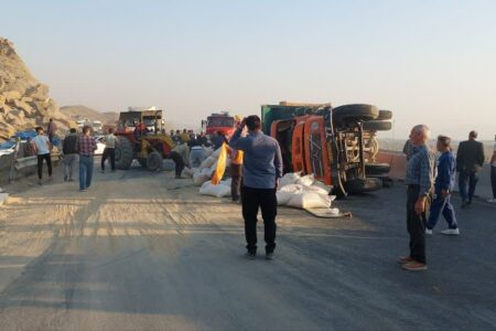 واژگونی کامیون حامل سبوس در ورودی ورپشت و بازگشت جریان ترافیک پس از سه ساعت تلاش مستمر دستگاه‌های امدادی