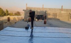 اجرای ایزوگام پشت‌بام حسینیه اعظم ورپشت؛ گامی مهم در حفاظت از بنای مذهبی روستا