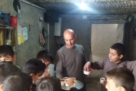 بازدید دانش‌آموزان مدرسه شهید اشرفی از پرورش قارچ به همت آقای مجید رحیمی