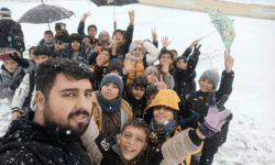 ضیافتِ سپیدِ خدا در حیاطِ مدرسه‌ی زندگی؛ وقتی خنده‌ی کودکان، ترجمه‌ی آیه‌ی «رحمت» خداوند متعال می‌شود؛ «کلیدِ تداومِ این نعمت، در قفلِ شُکرگزاری می‌چرخد…»