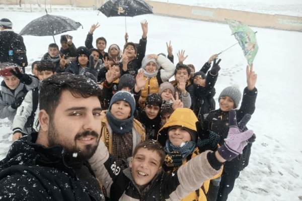 ضیافتِ سپیدِ خدا در حیاطِ مدرسه‌ی زندگی؛ وقتی خنده‌ی کودکان، ترجمه‌ی آیه‌ی «رحمت» خداوند متعال می‌شود؛ «کلیدِ تداومِ این نعمت، در قفلِ شُکرگزاری می‌چرخد…»