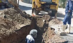 گزارش میدانی از عملیات رفع حادثه و ترمیم شکستگی خط انتقال آب در ورپشت توسط نیروهای حوادث آبفا